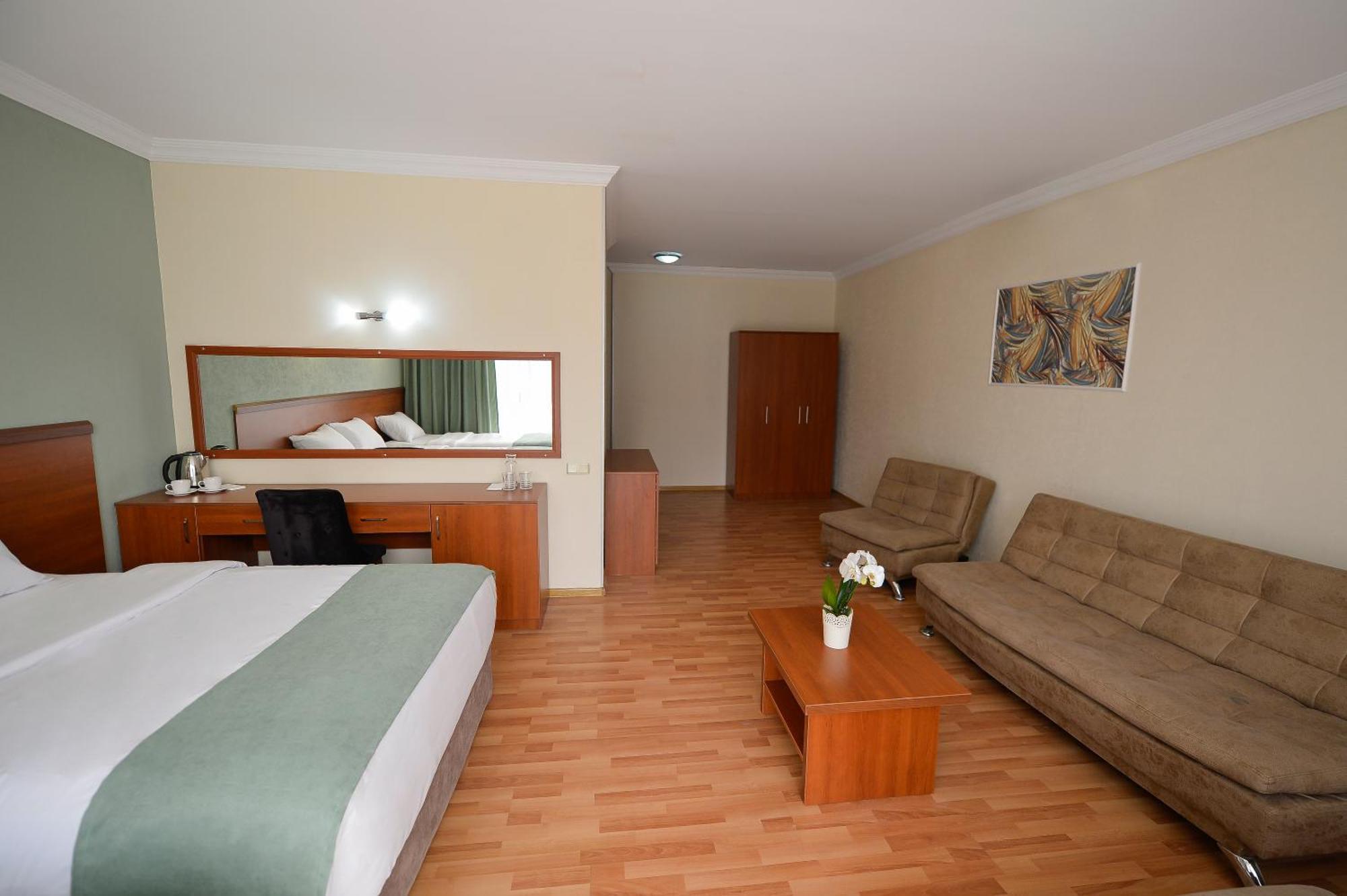 Aura Boutique Hotel Batumi Bagian luar foto