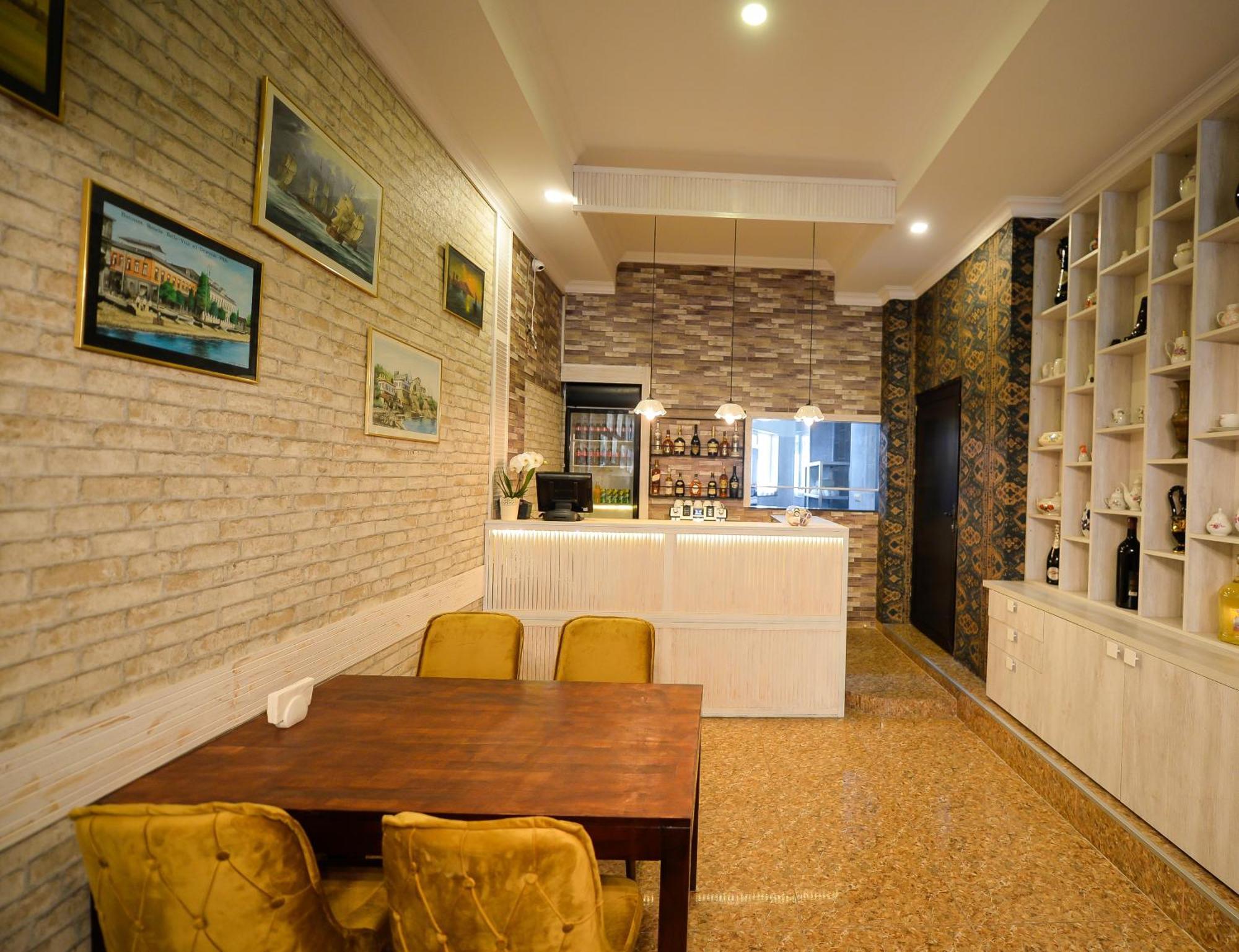 Aura Boutique Hotel Batumi Bagian luar foto