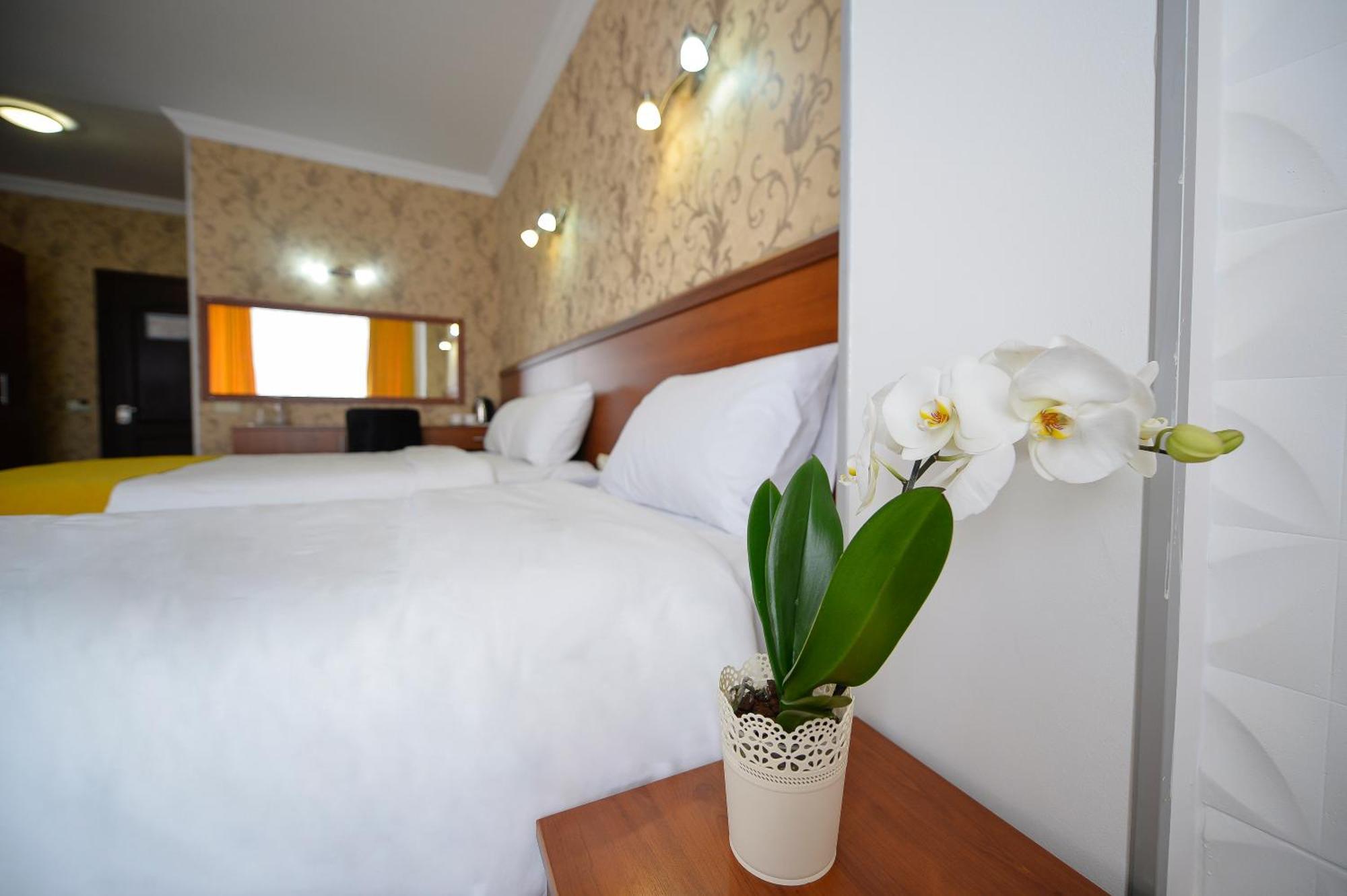 Aura Boutique Hotel Batumi Bagian luar foto