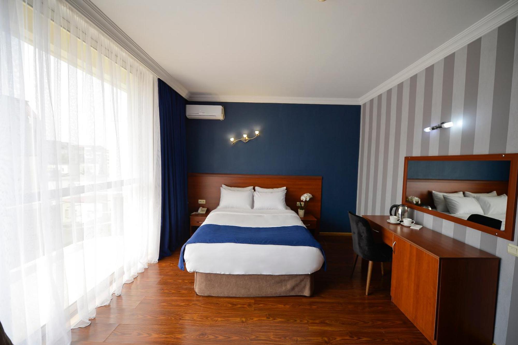 Aura Boutique Hotel Batumi Bagian luar foto